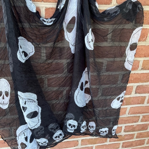 Black and white skull scarf or wrap - Picture 4 of 5